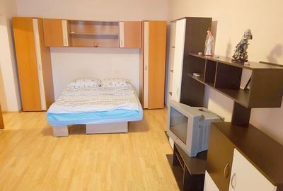 Garsonieră decomandată în Est