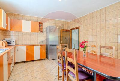 Vila rezidential/  gradina de vis/sera/ panouri/ Sanpetru! - 3