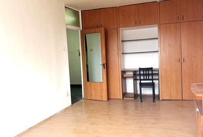 Garsonieră decomandată, mobilată în Vitan Mall