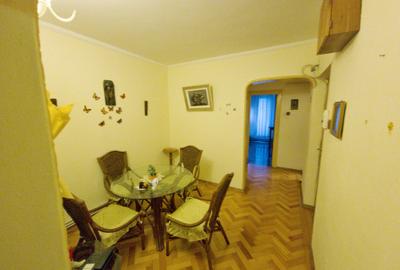 Apartament cu 3 camere decomandat, situat în zona Siderurgiștilor, la etajul 1.