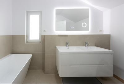 Despartit prin casa scarii! Zona buna! Asfalt! Toate utilitatile! - 4