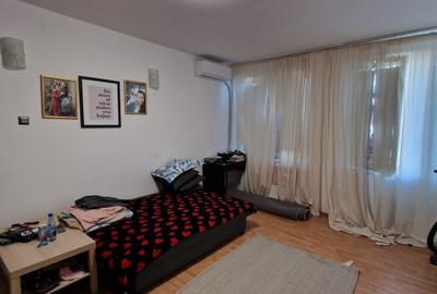 Apartament cu 2 camere semidecomandat, mobilat în P-ța Romană