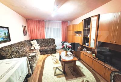 Apartament cu 3 camere decomandat, mobilat în Noua