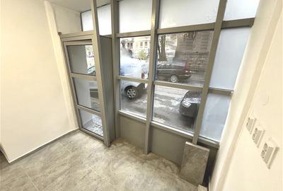 Spațiu Comercial Stradal | Vitrină de Sticlă | Zonă cu Vad | Piața Romană - 1