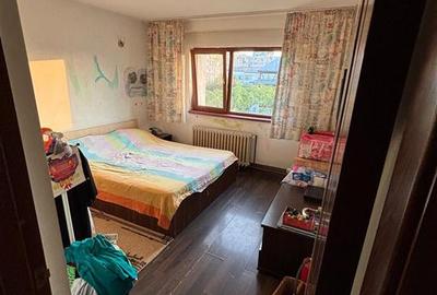 Apartament cu 3 camere decomandat în Nicolina