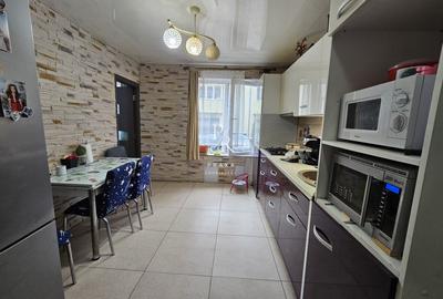 Apartament cu 3 camere semidecomandat, mobilat în Florești