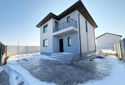 Casă cu 4 camere în Berceni