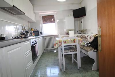 Inchiriere apartament 3 camere, decomandat, etaj 3, strada 23 August - 6
