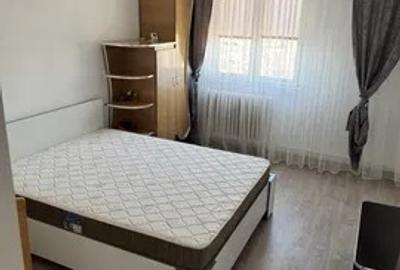 Apartament cu 3 camere semidecomandat, mobilat în Podu Roș