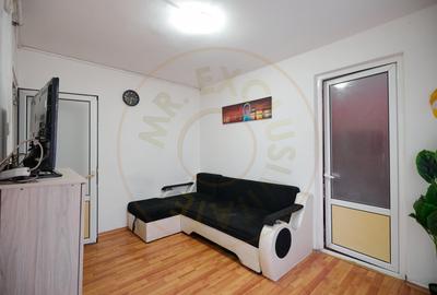 Apartament cu 3 camere semidecomandat, mobilat în Trivale