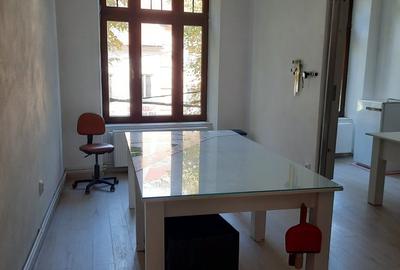 Cladire mixta cu spatii la parter si numeroase incaperi -central - 4