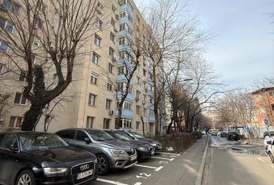 Apartament cu 3 camere semidecomandat, mobilat în Apărătorii Patriei