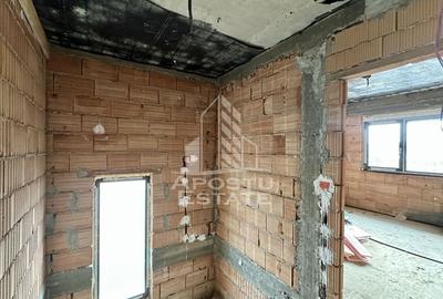 Jumatate de duplex de vanzare cu 5 camere, Dumbravita - 2