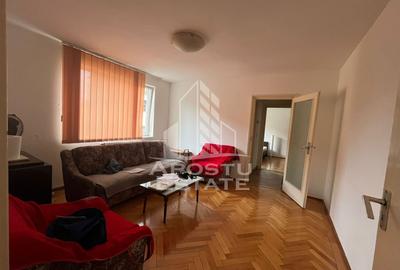 Apartament cu 3 camere semidecomandat, mobilat în Central