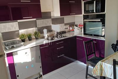 Apartament cu 3 camere semidecomandat, mobilat în Central