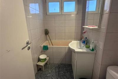 Apartament cu 3 camere decomandat în Podu Roș