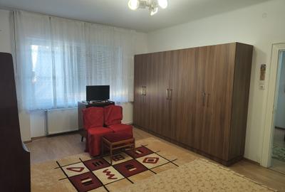 Garsoniera in vila decomandata --renovata -etaj 1 - 2