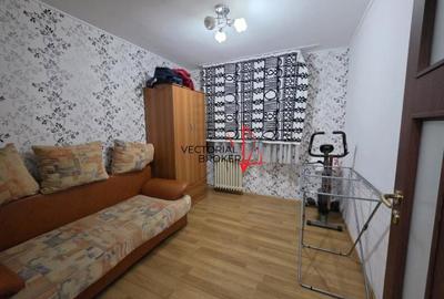 Apartament cu 3 camere semidecomandat, mobilat în Titan