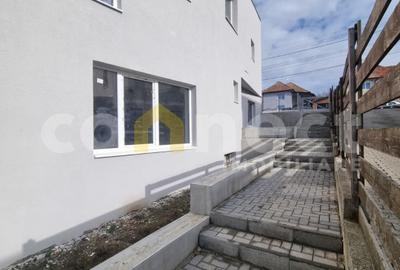 Spatiu comercial modern de vanzare | 13 incaperi | 700 mp teren liber | Iris - 1