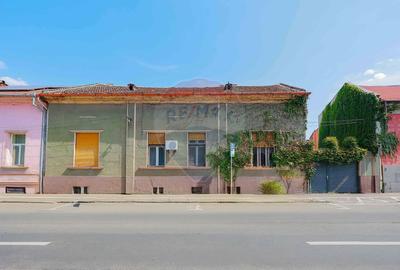 Apartament cu 4 camere semidecomandat în Central