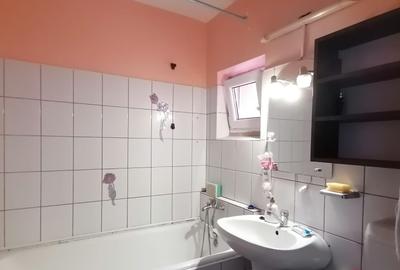 Apartament 3 camere decomandat, 2 grupuri sanitare, liber