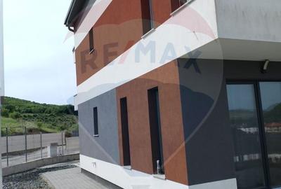 Casa tip duplex cu arhitectura moderna de inchiriat pe strada Magnolie