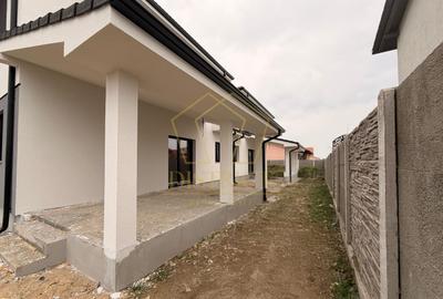 Duplex cu 5 camere, despărțit prin camera tehnica, la asfalt | Mosnita Veche - 2