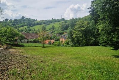 Teren Construcții intravilan de 2100 mp, în Est