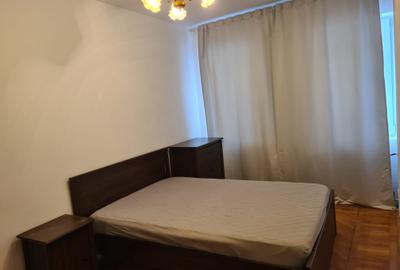 Apartament cu 3 camere decomandat, mobilat în Romană