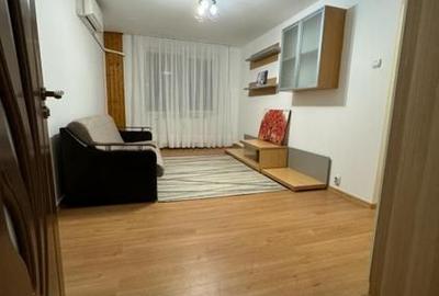 Apartament cu 3 camere semidecomandat în Crângași