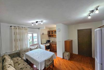 Apartament cu 3 camere decomandat, mobilat în Tei