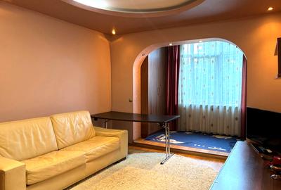 Apartament cu 3 camere semidecomandat, mobilat în Podu Roș