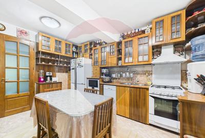 Casă / Vilă cu 10 camere de vânzare în zona Central - 4