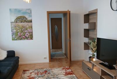 Apartament cu 3 camere semidecomandat, mobilat în Titan