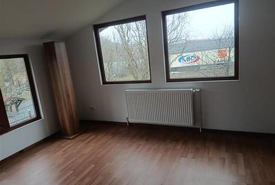 Vila de vanzare cu acces la padurea Izvorani in spatele casei si aproape de cent - 11