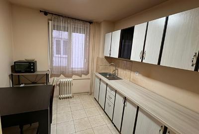 Apartament cu 3 camere decomandat în Cetății
