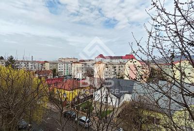 Apartament cu 3 camere decomandat în Calea Moldovei