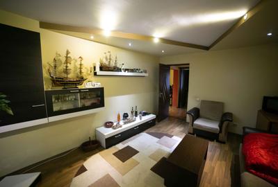 Apartament cu 3 camere decomandat în Craiter