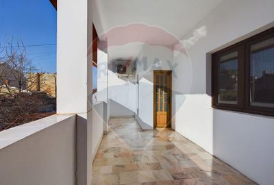 Casă individuală cu 5 camere în Eroii Revoluției