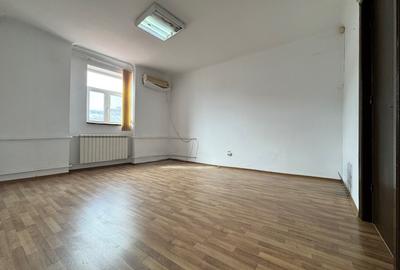 Apartament cu 5 camere decomandat în P-ța Victoriei