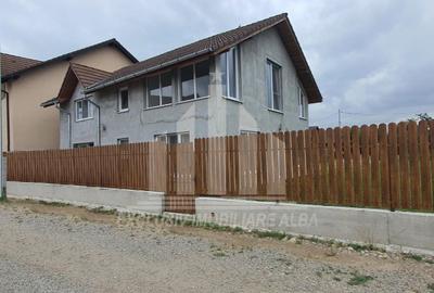 Casă individuală cu 4 camere în Ciugud