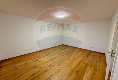 Apartament 4 camere, pe 2 niveluri si curte comuna în Centru - 18