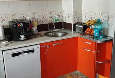 Apartament cu 3 camere semidecomandat, mobilat în Florești