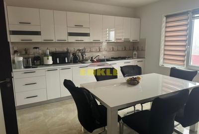 Oportunitate excelentă – teren generos + casă MOBILATĂ UTILATĂ - 1