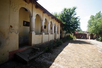 Casa tip conac, doua corpuri, cu 2.471 mp de gradina si doua fronturi - 3