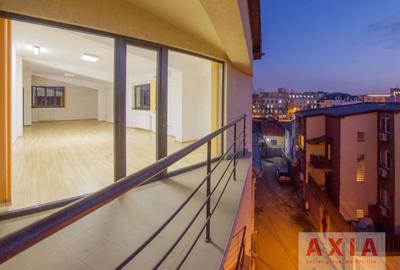 Casă cu 10 camere în P-ța Victoriei