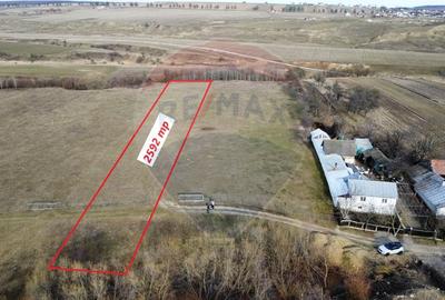 Teren agricol intravilan de 2592 mp, în Lipoveni