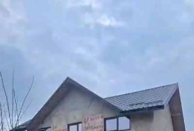 Casa este la rosu , necesita reconstructii . - 1
