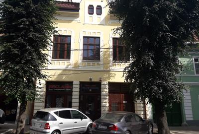 Cladire mixta cu spatii la parter si numeroase incaperi -central - 10