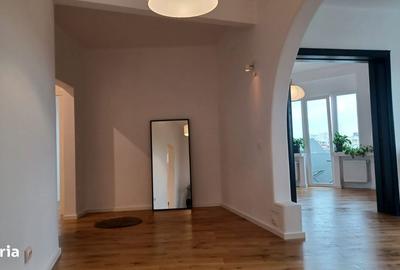 Apartament cu 4 camere semidecomandat în Cișmigiu